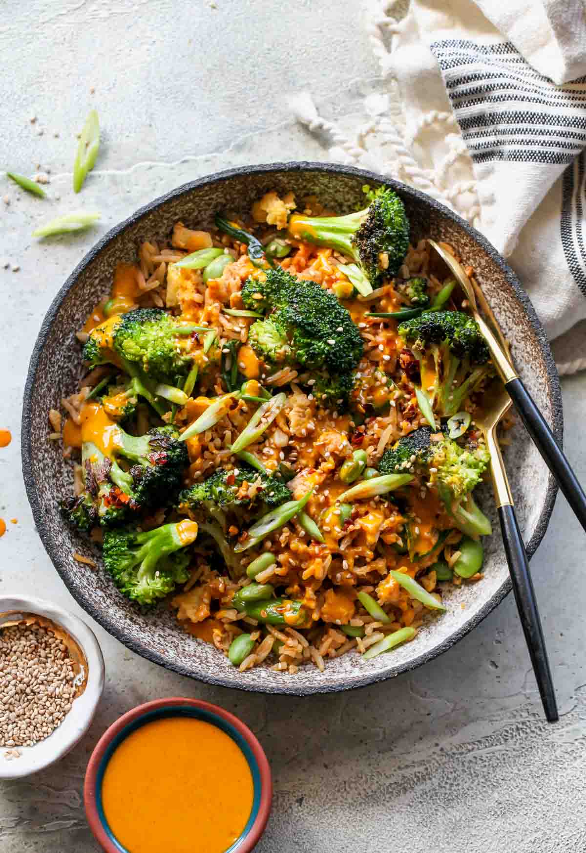 Broccoli-gebakken rijst met Kurkuma-Tahini saus