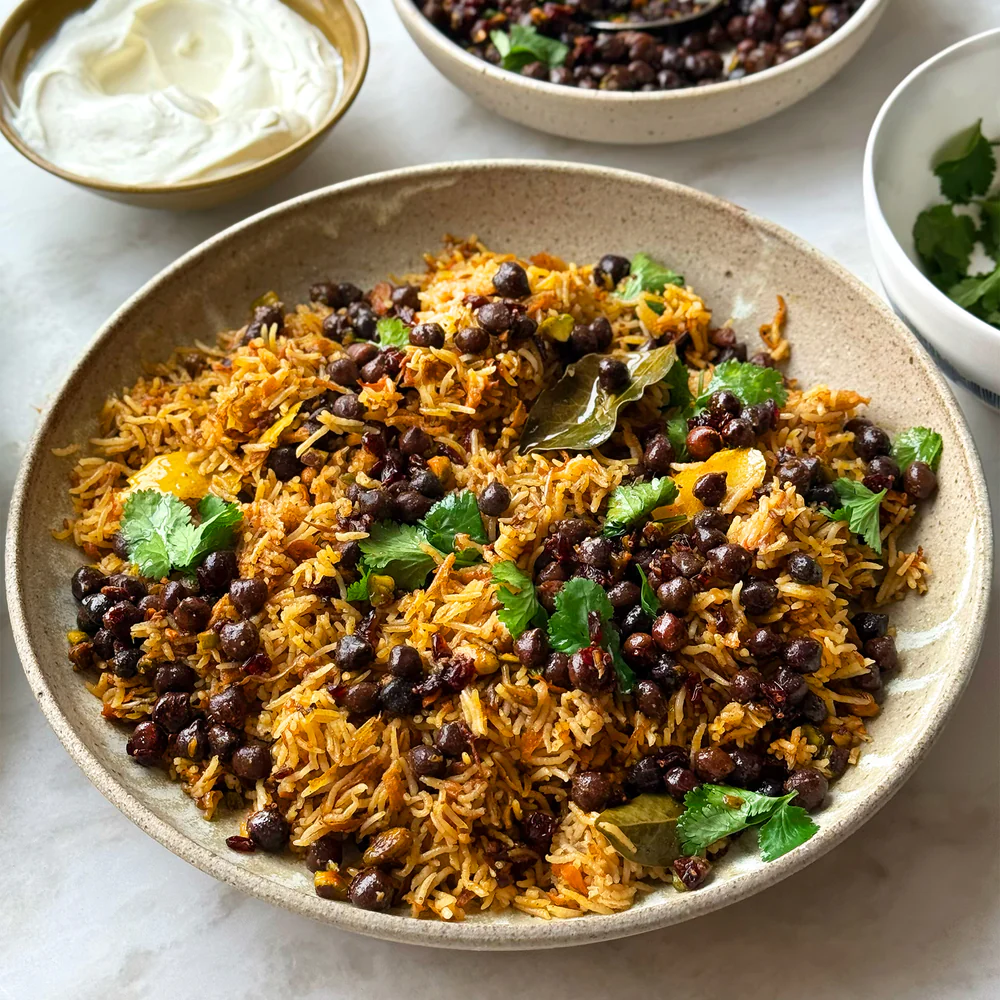 Afghaanse pulao met zwarte kikkererwtensalsa