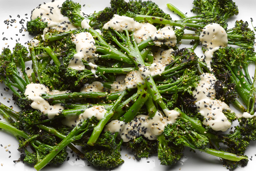 Houtskool gegrilde broccolispruiten met zoete tahini