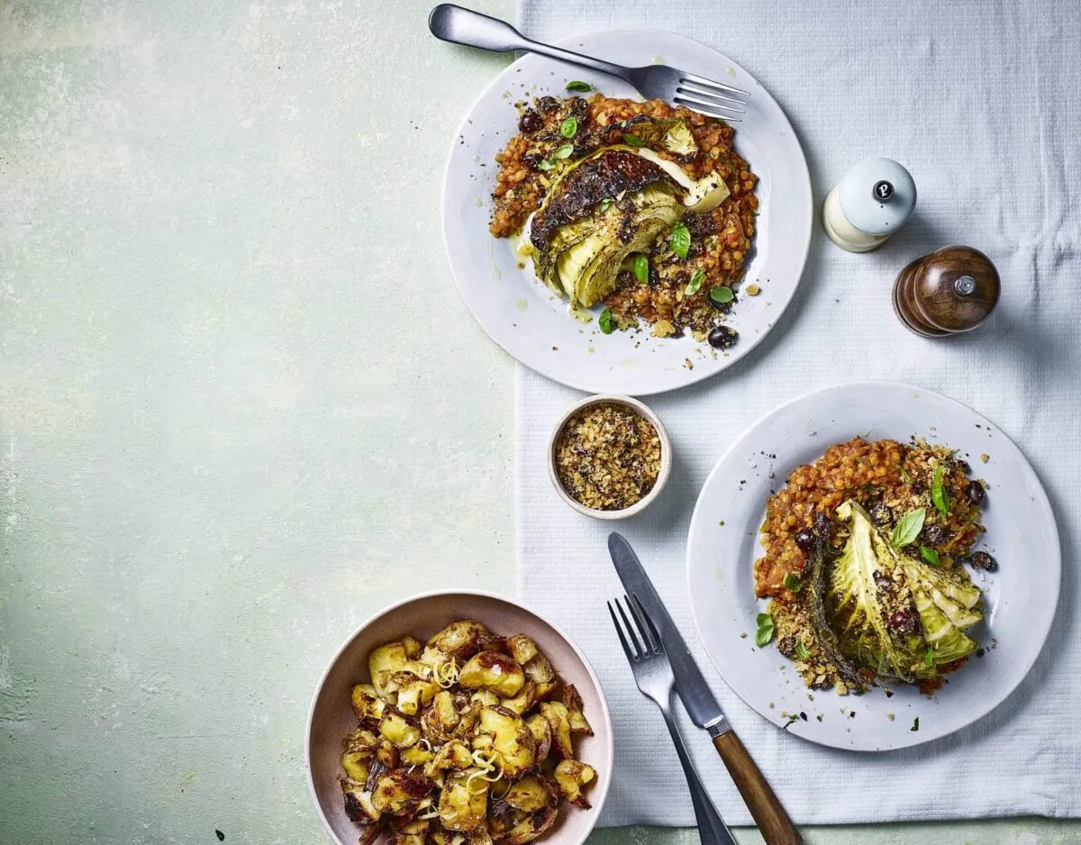 Geroosterde kool met tomatenlinzen en pangrattato