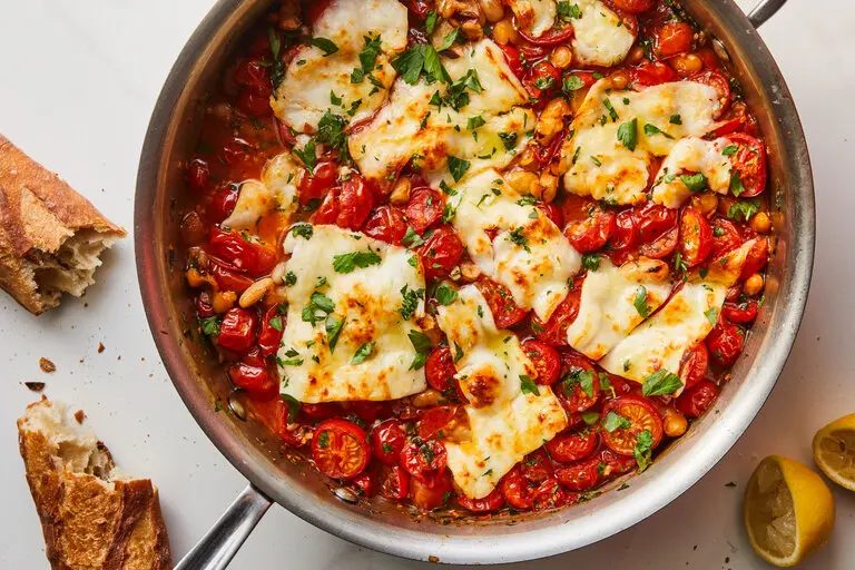 Knapperige halloumi met tomaten en witte bonen