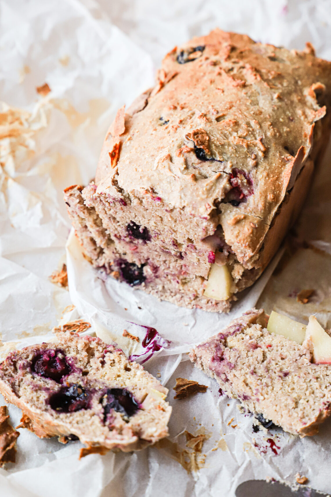 Voedzame ontbijtcake met haver, banaan, bessen en appel