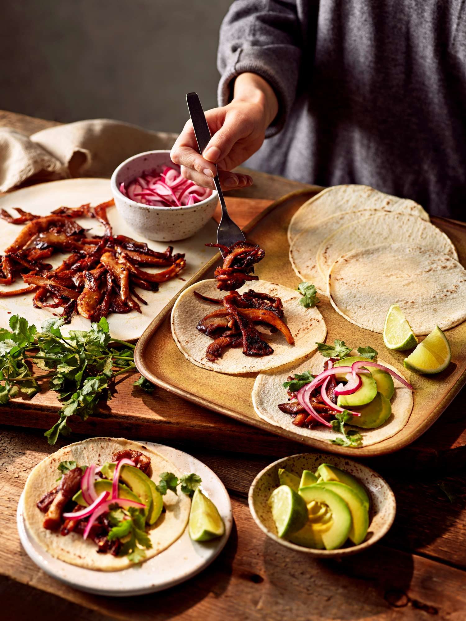 Versnipperde oesterzwam, miso- en chili-taco's