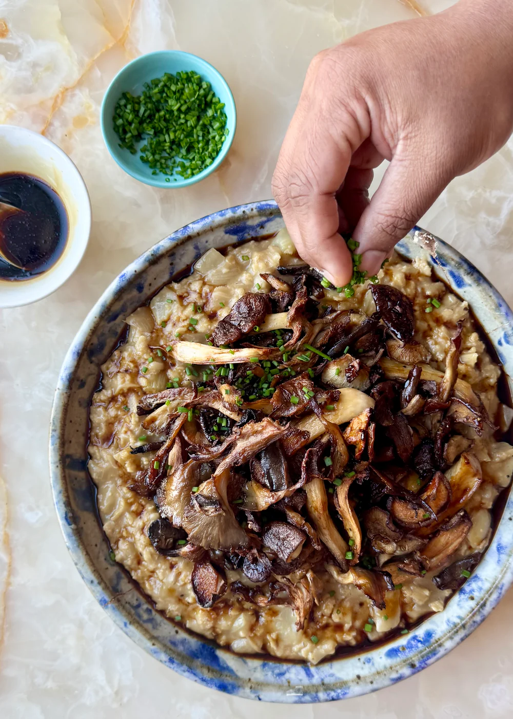 Paddenstoelenrisotto met knapperige champignons en Kecap Manis dressing