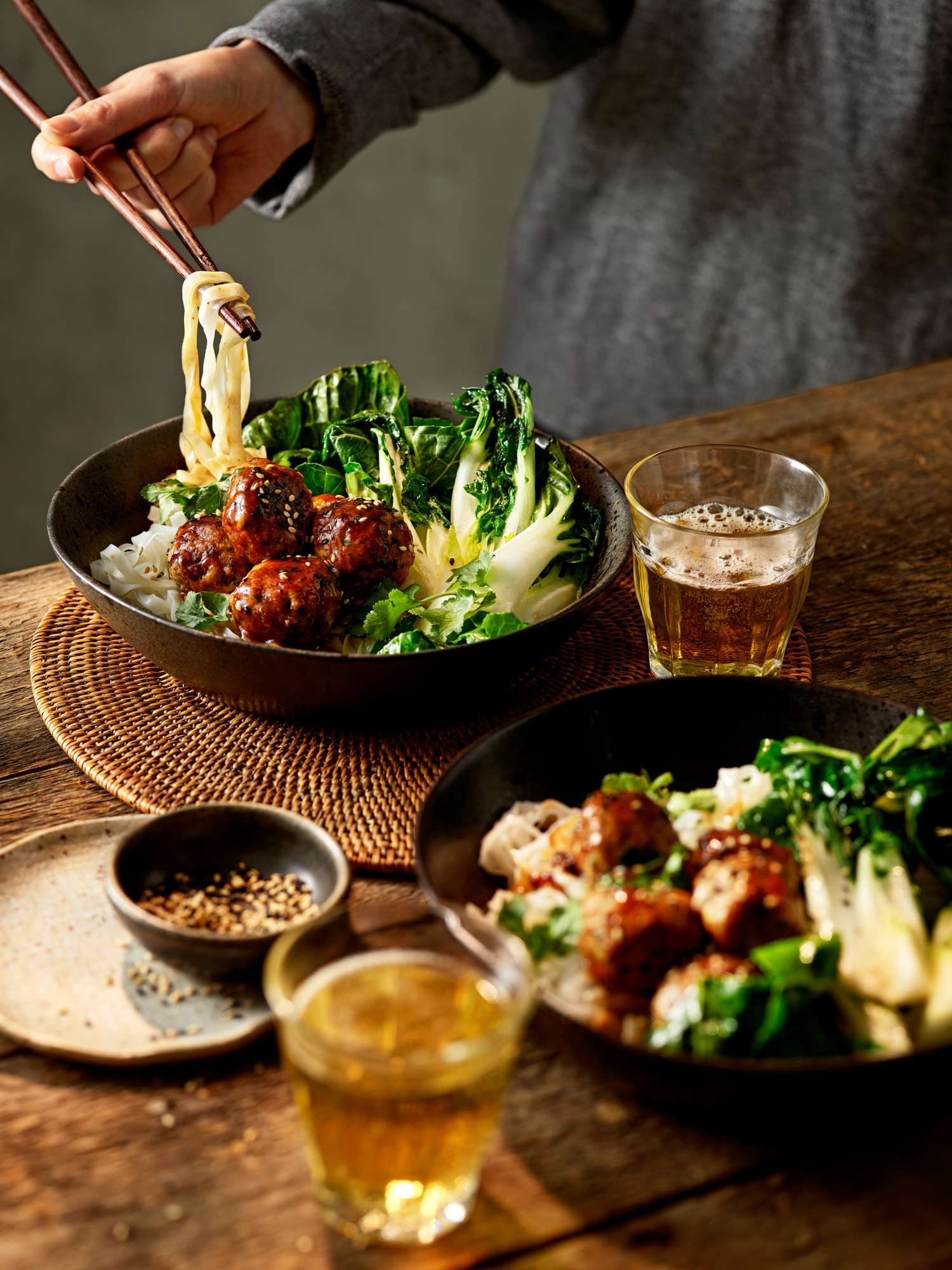 Varkens- en citroengrasgehaktballetjes met een miso-glazuur