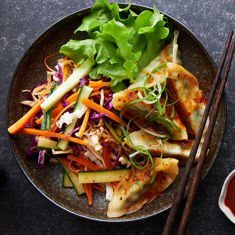 Koreaanse pittige dumplingsalade