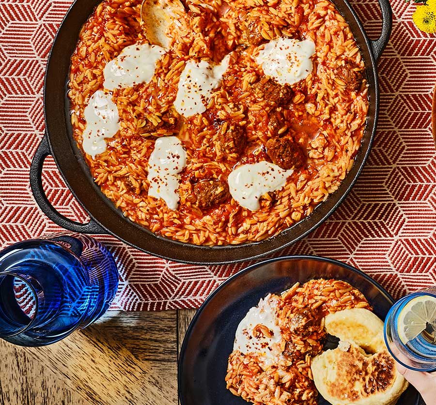 Tomatenorzo met köfte, yoghurt en pul-biberboter
