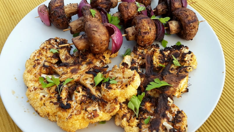 Bloemkoolsteaks en champignonbrochette
