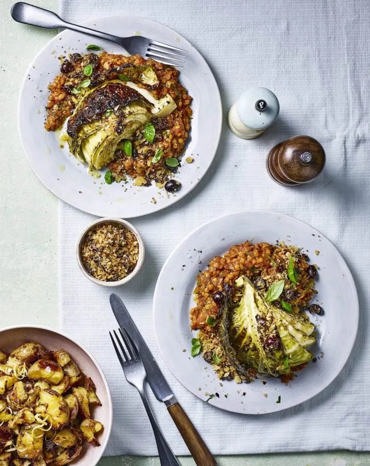 Geroosterde kool met tomatenlinzen en pangrattato