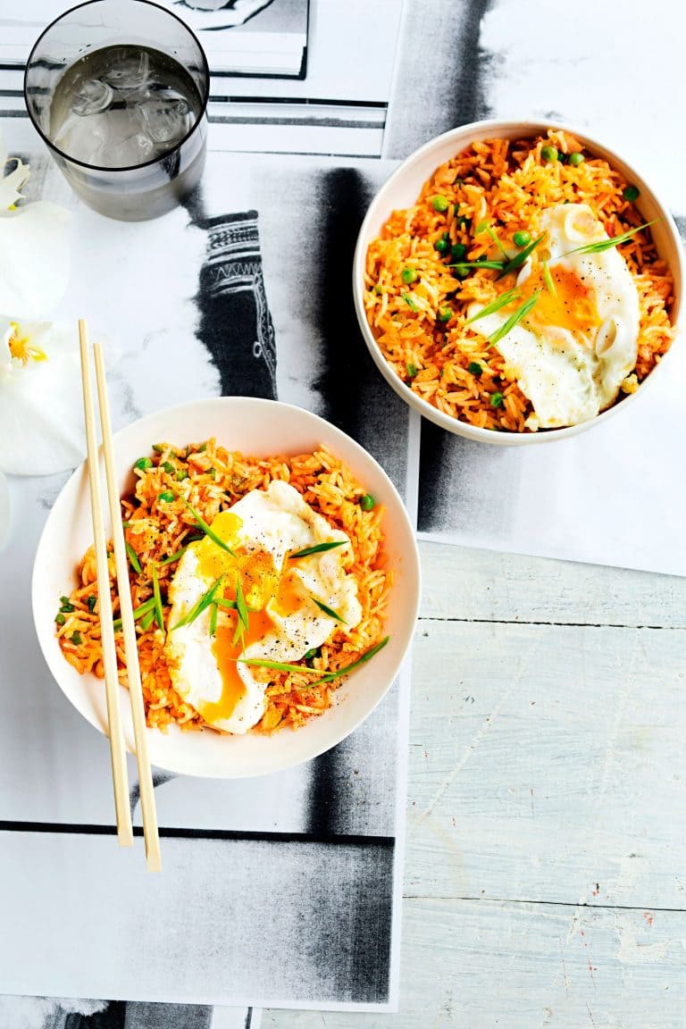 Nasi met kimchi, gebakken eieren en bacon
