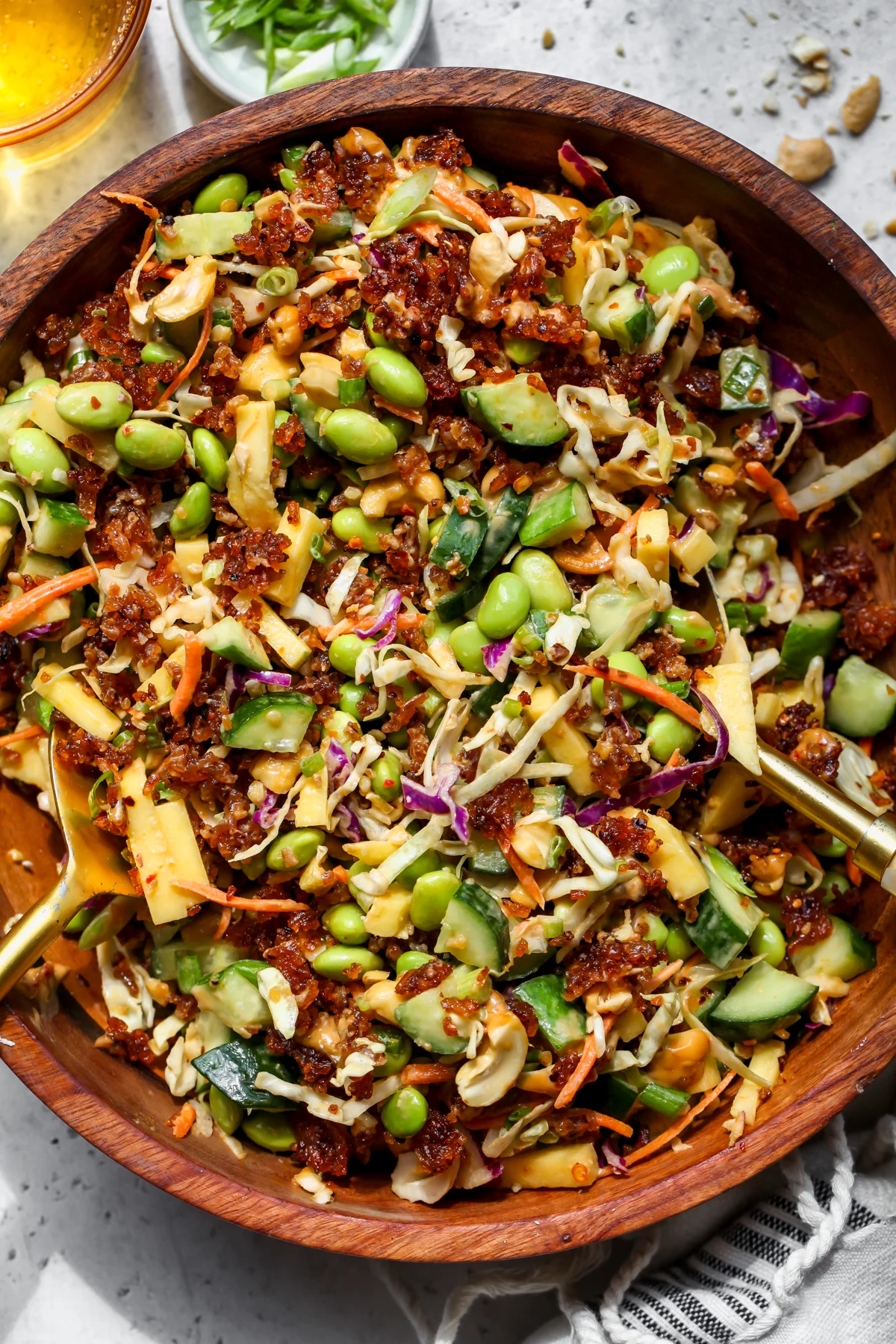 Crispy rijstsalade met chili crisp tahini