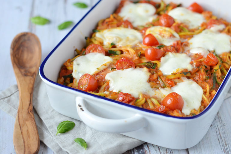 Courgette pasta uit de oven met kaas en tomaat