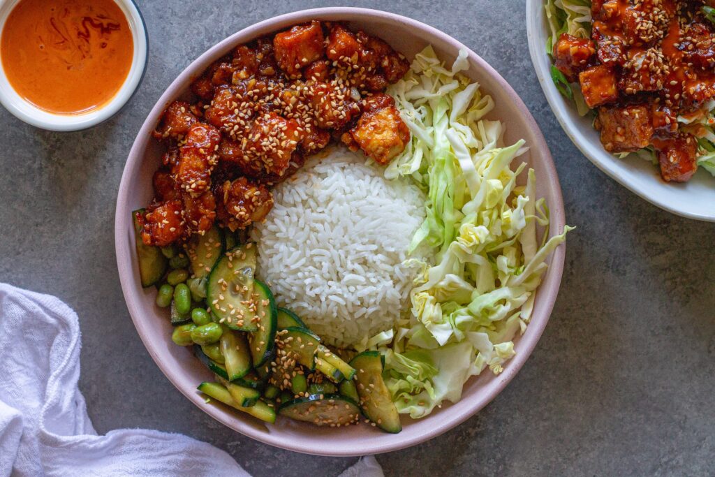 Kleverige Sriracha Tofu Bowls