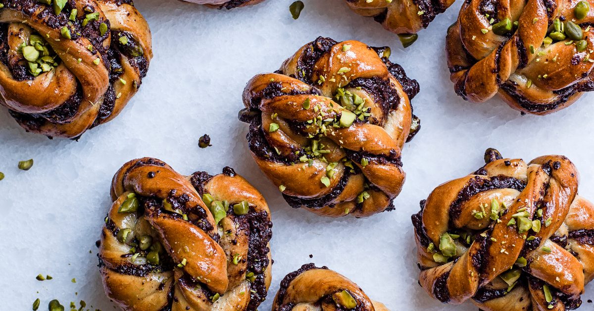 Chocolade- en gezouten pistache babka broodjes