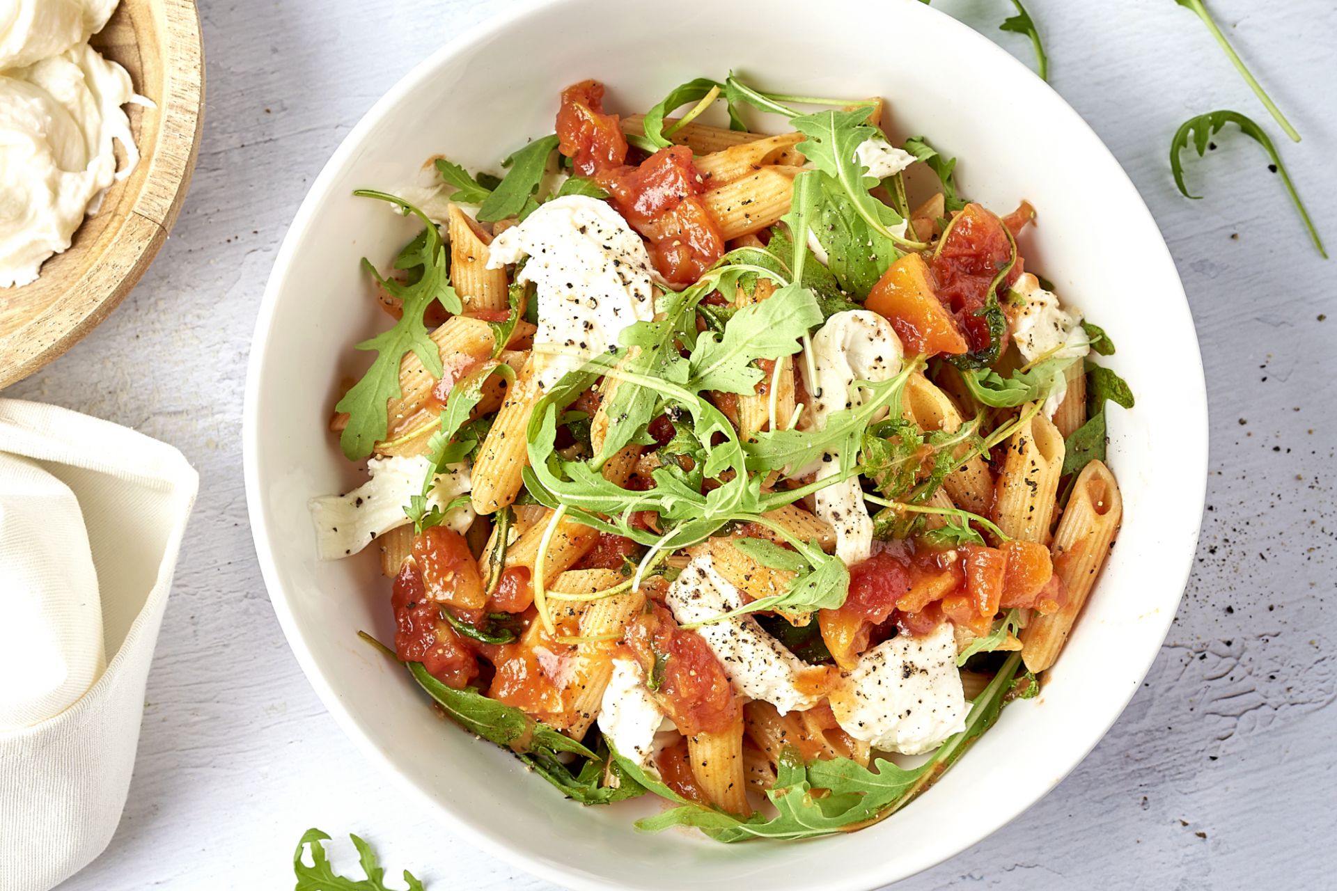 Penne arrabbiata met mozzarella en rucola
