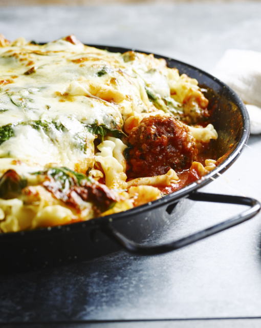 Ballekes in tomatensaus met pasta, spinazie en gegratineerde mozarella