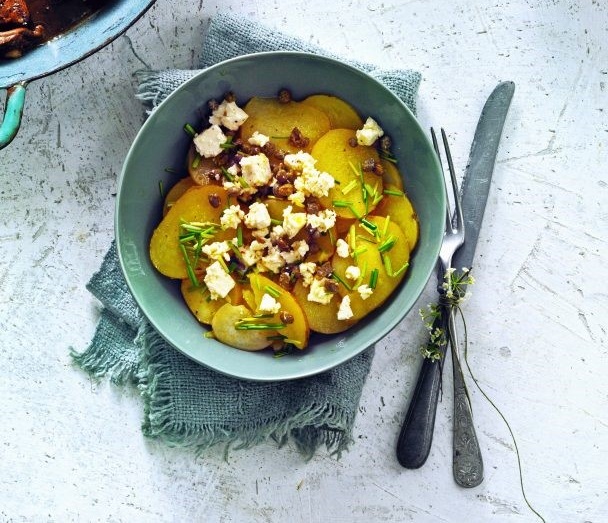 Aardappelsalade met warme olijfolie, bieslook en witte kaas