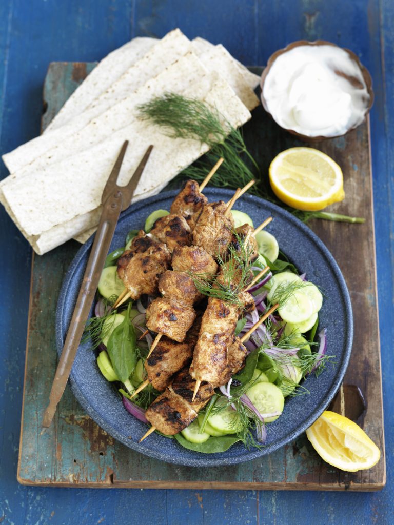 Kipkebab met komkommer-dille salade