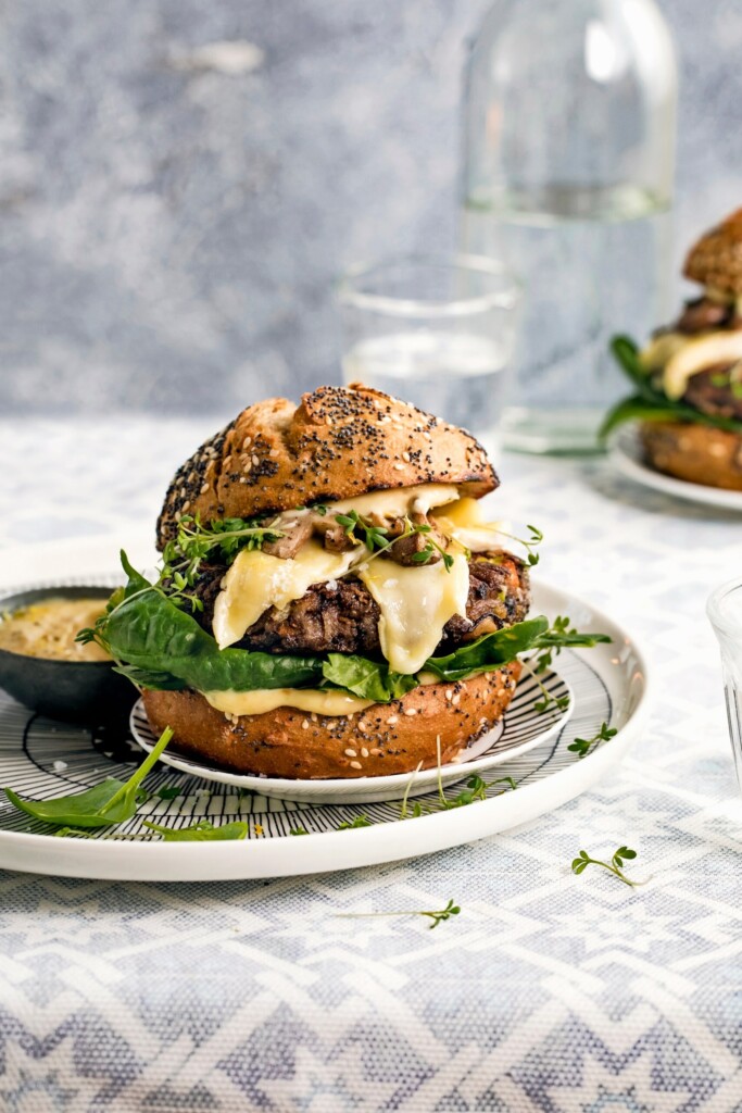 Paddenstoelenburger met bonen en gepofte knolfookmayo