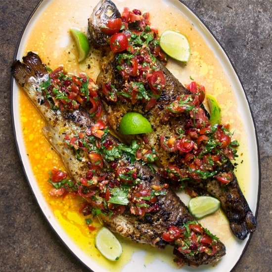Geroosterde forel met salsa van tomaten, sinaasappel en berberisbessen