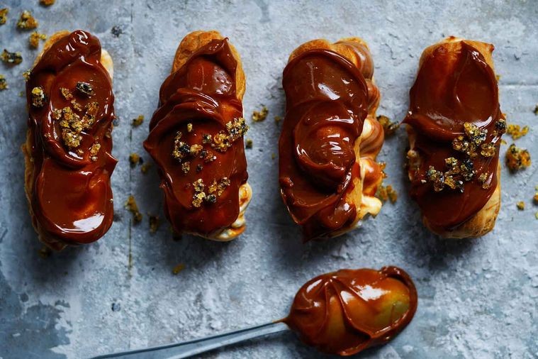Caramel, witte chocolade, sesam eclairs