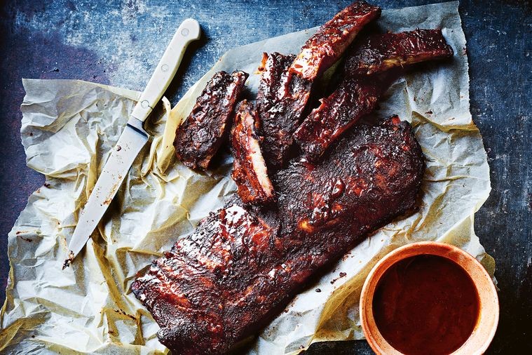 Smokey ribben met appel-honingsaus