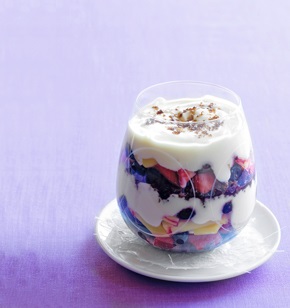 Trifle van roggebrood en fruit