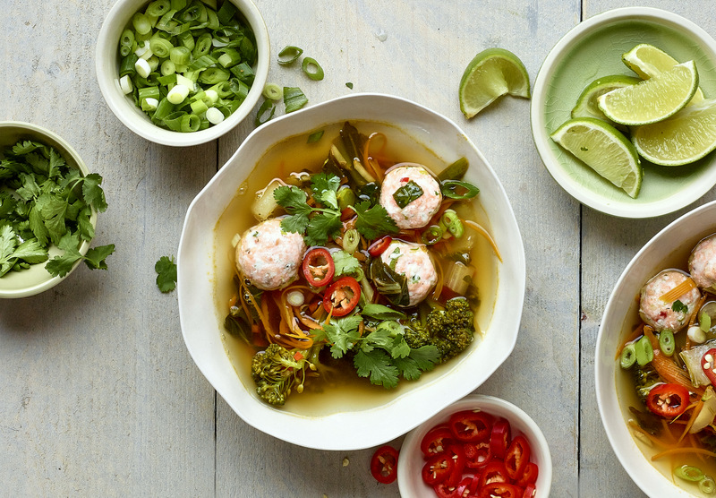 Tom yam soep met zalmballetjes