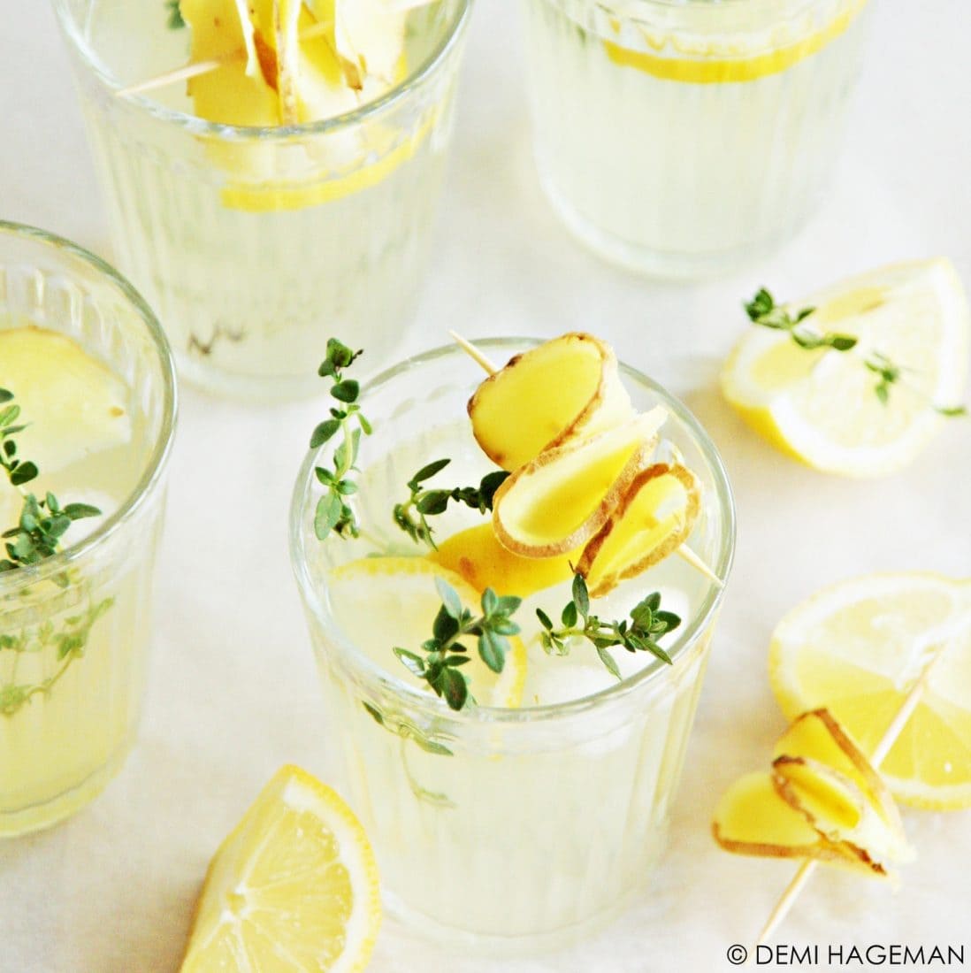 Citroenlimonade met gember en tijm
