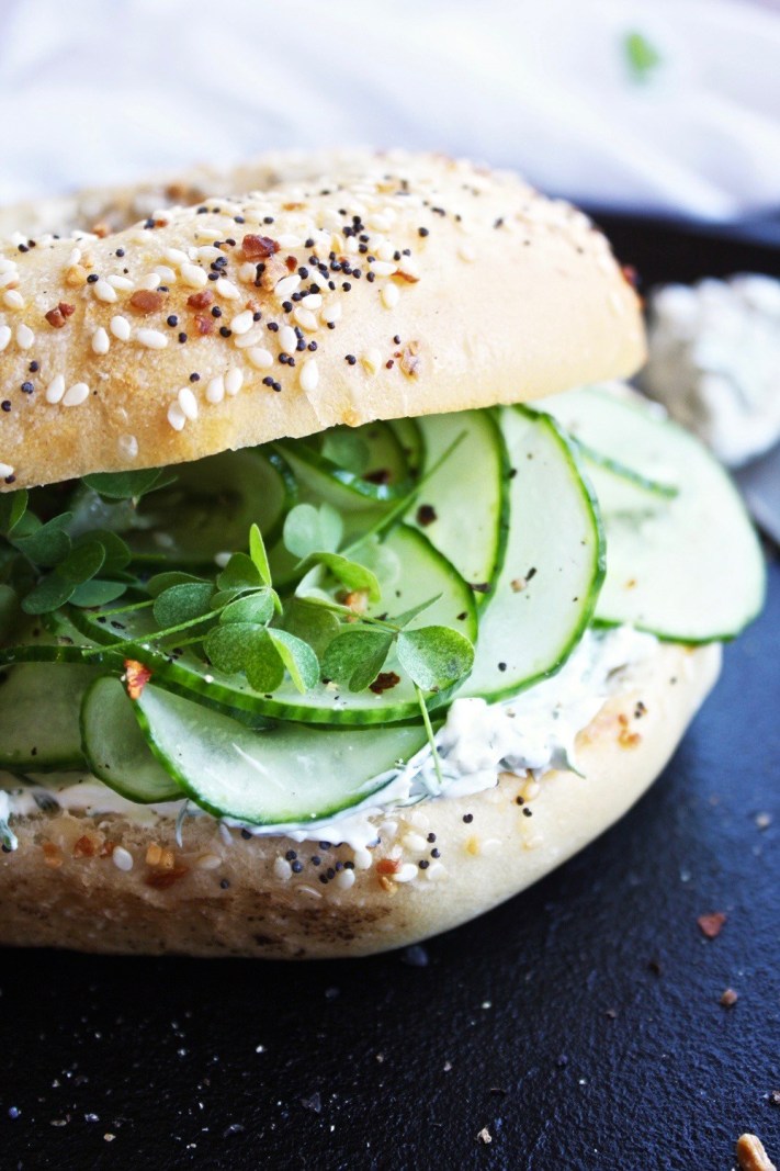Bagels met gegrilde ham en mosterdmayo