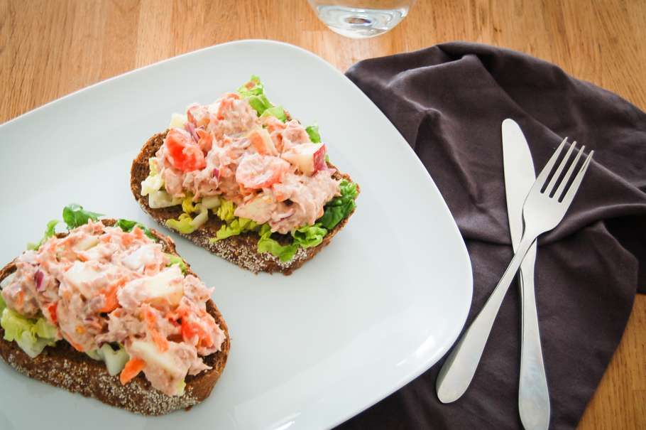 Sandwich met rivierkreeft, wortel en dille