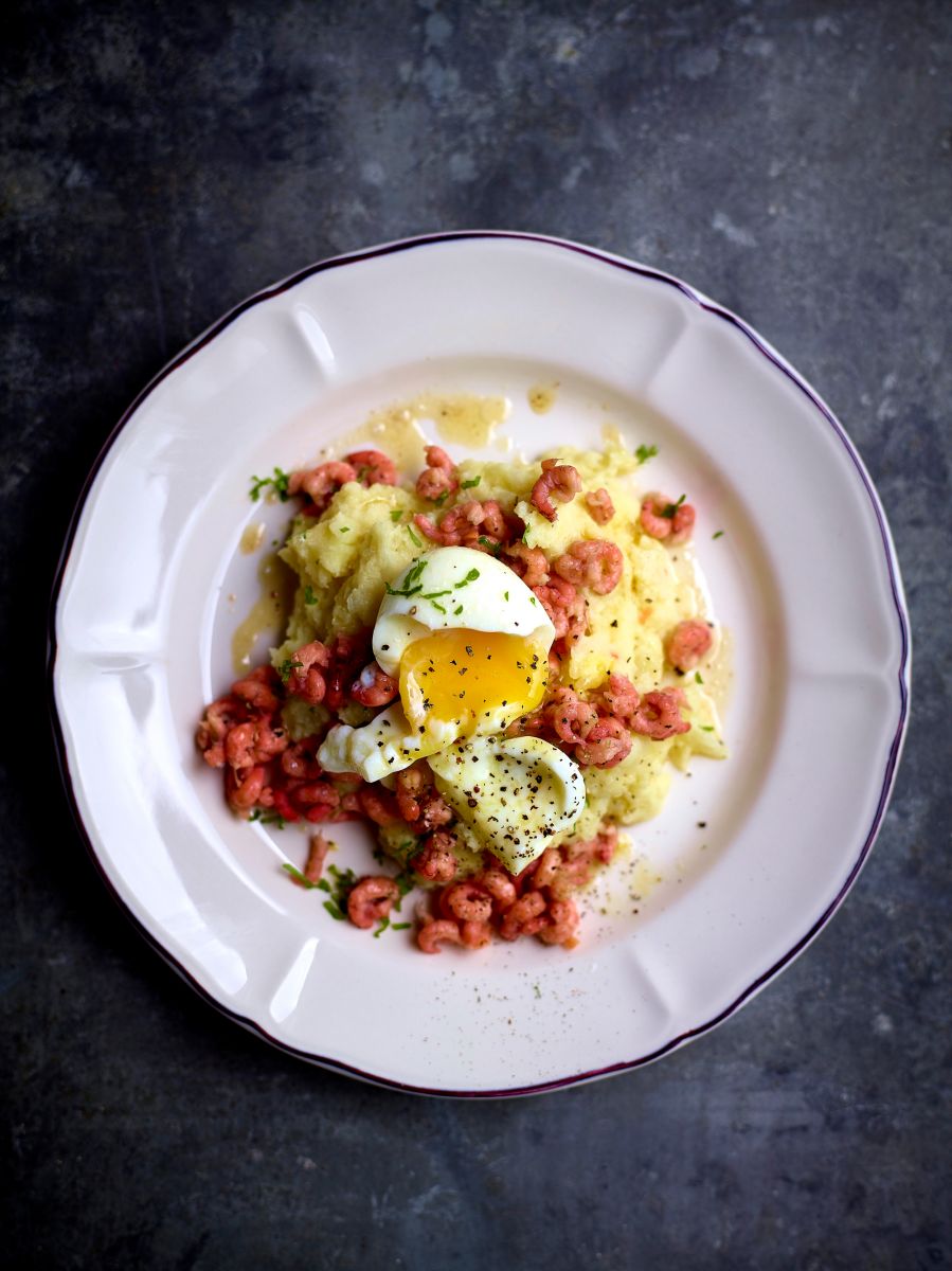 Bloemkoolpuree met garnalen en ei