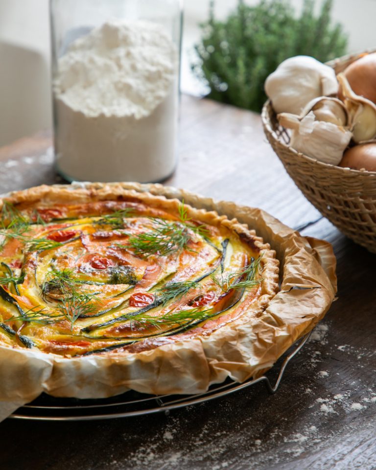Quiche met gerookte zalm, courgette en kerstomaatjes