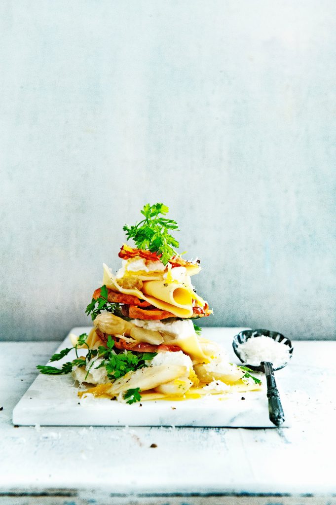 Open lasagne met witte asperges en krokante pancetta
