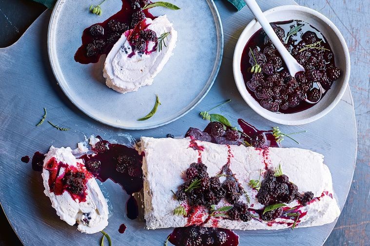 Meringue-roulade met bramen en citroenverbanaroom