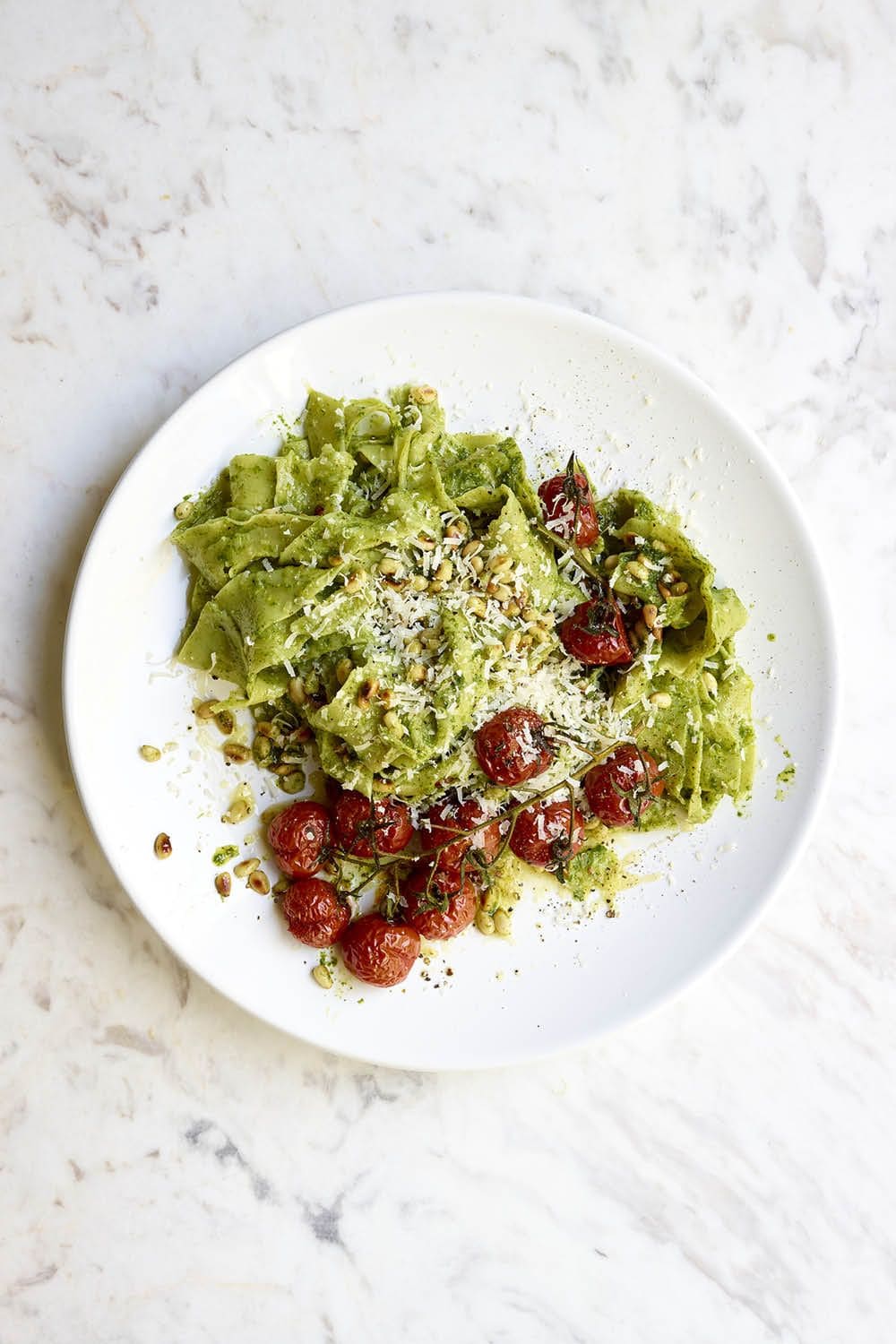 Verse pappardelle met waterkers, gegrilde kerstomaten en pijnboompitten