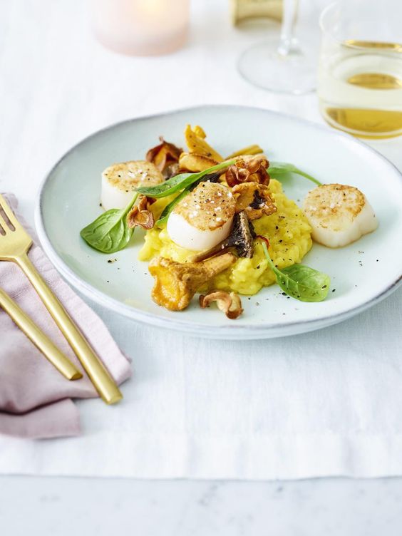Gebakken coquilles met saffraan risotto en boschampignons