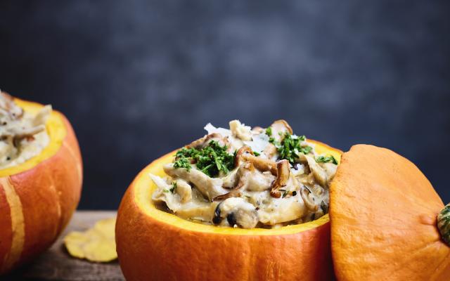 Gevulde pompoen met kip-paddenstoelenragout