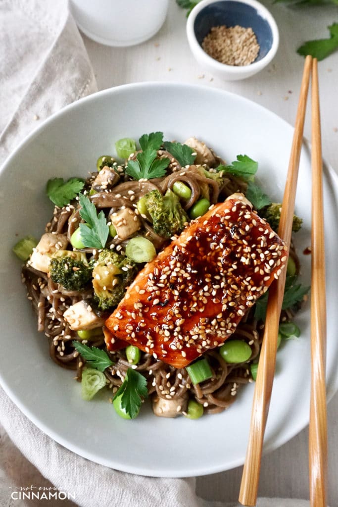 Gemarineerde zalm met soba-noedels, broccoli en edamame
