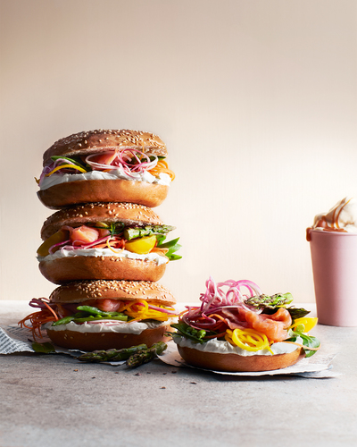 Bagel met zalm en groentjes