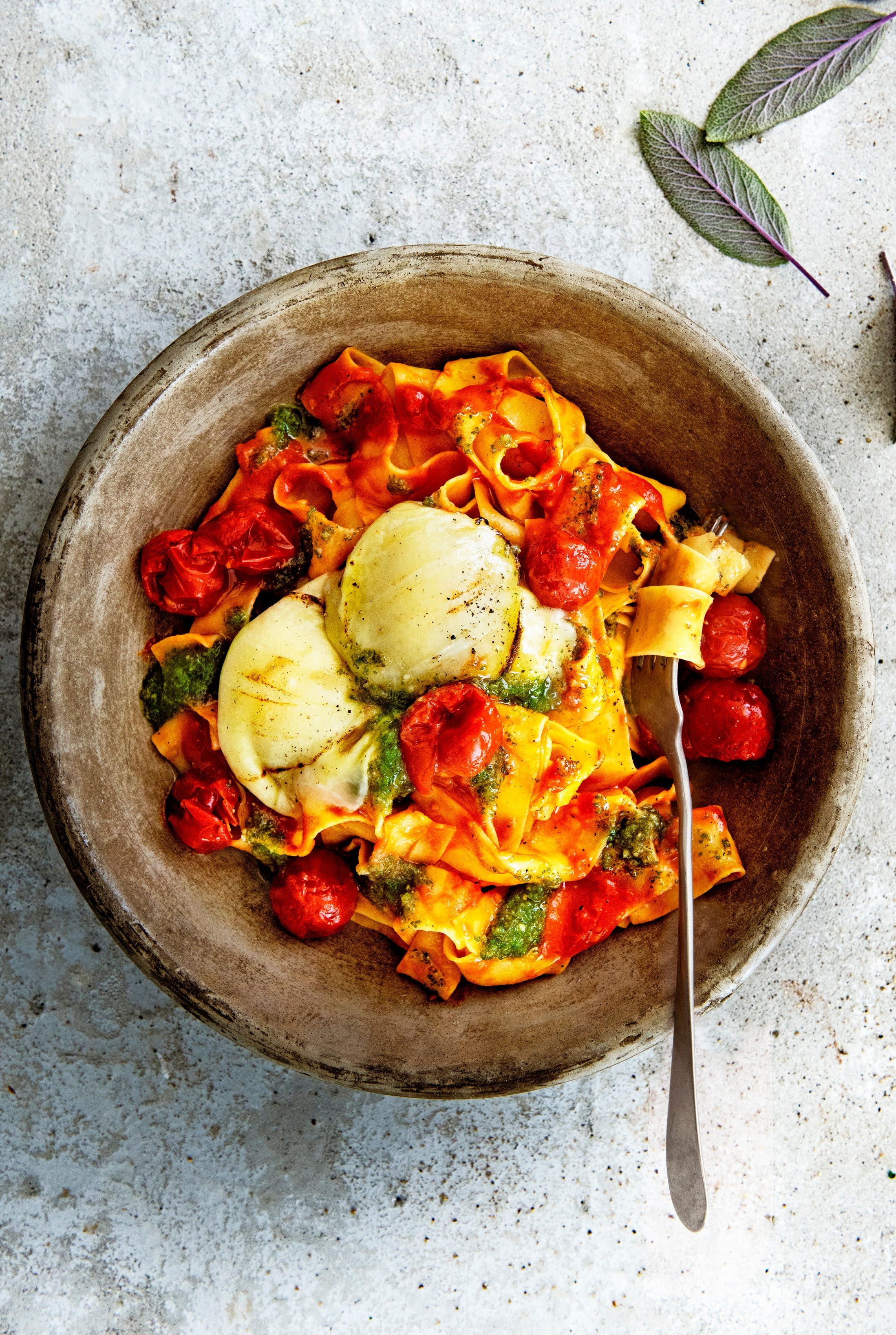 Pappardelle met cherrytomaatjes, geroosterde geitenkaas en saliepesto