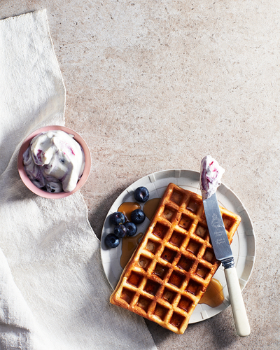 Wafels met opgeklopte room en blauwe bessen