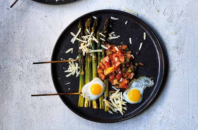 Asperges met tomatensalsa