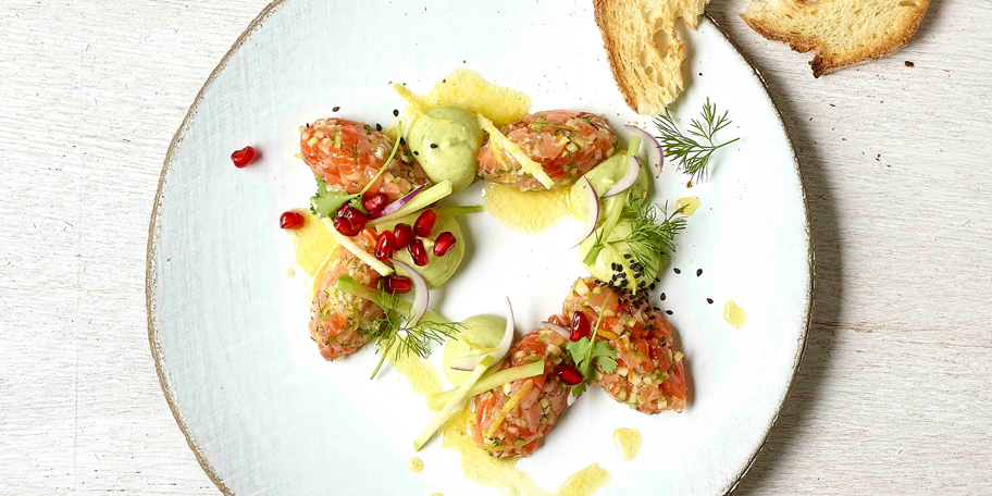 Duotartaar van zalm met avocadecrème en mierikswortelolie