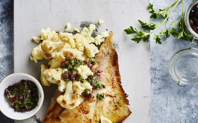 Bloemkool-parmezaanpuree met olijven en rogvleugel