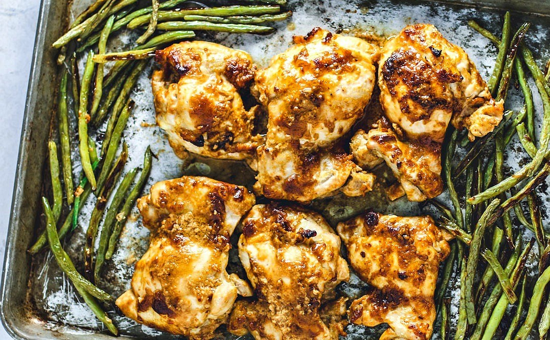 Kippendijen in de oven met pindasaus