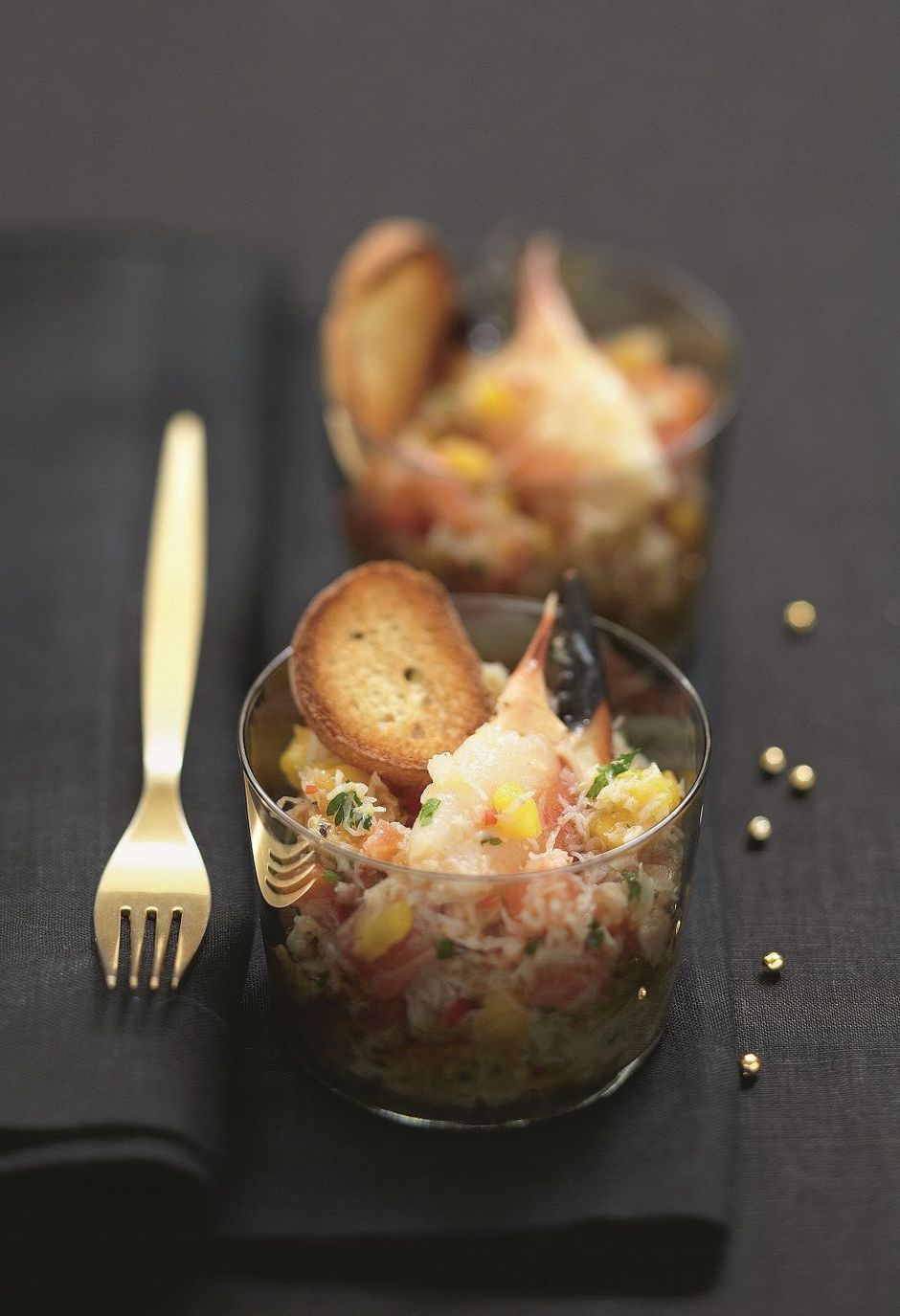 Zalmtartaar met mango, krab en chilipeper