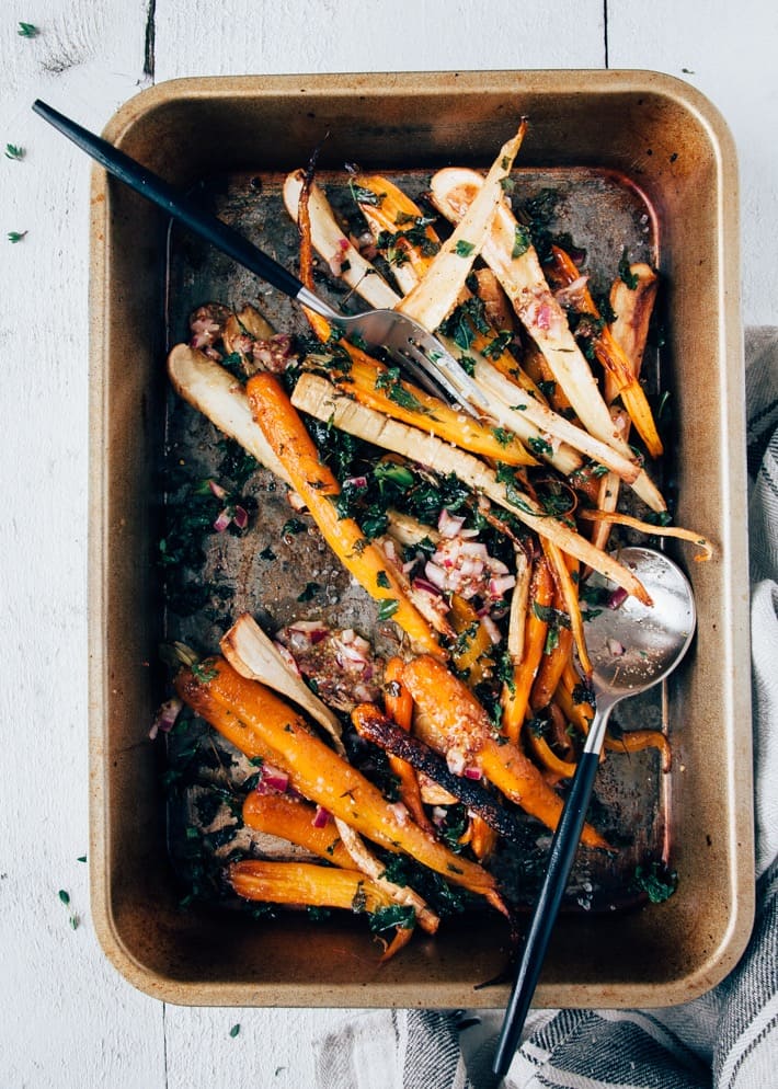 Salade van geroosterde pastinaak met boerenkoolchips