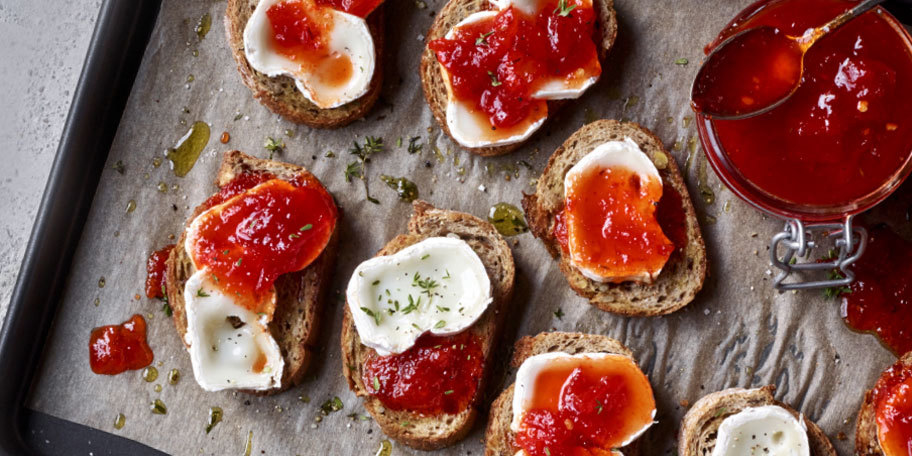 Crostinis met geitenkaas en peperconfituur
