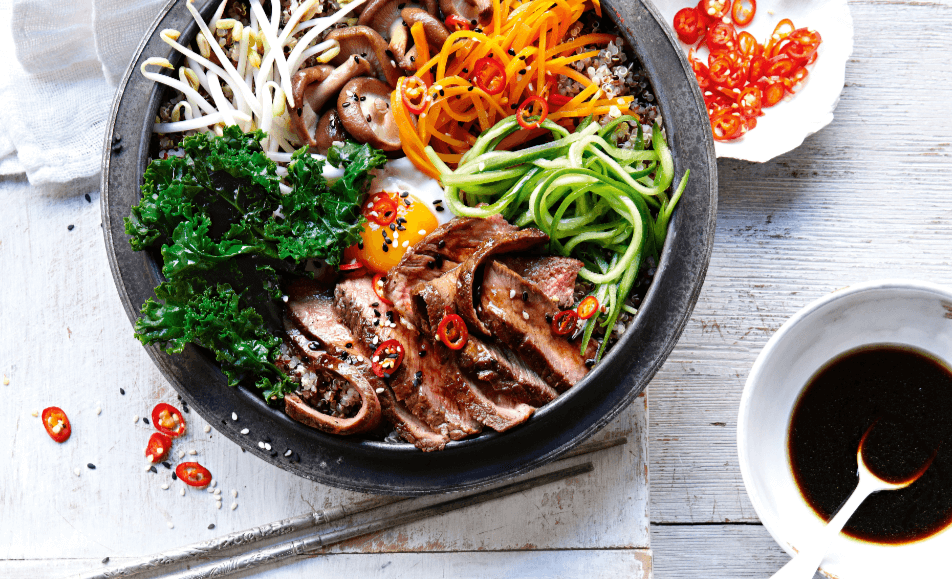 Koreaanse bibimbap met quinoa, boerenkool en entrecote